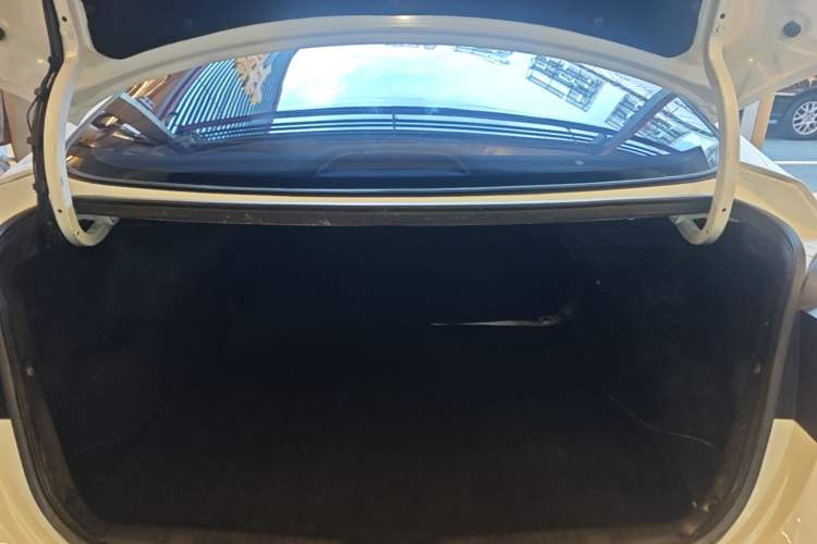 Used Hyundai Elantra (5th Generation / Langdong) 2016 1.6L Automatic Smart Version Trunk