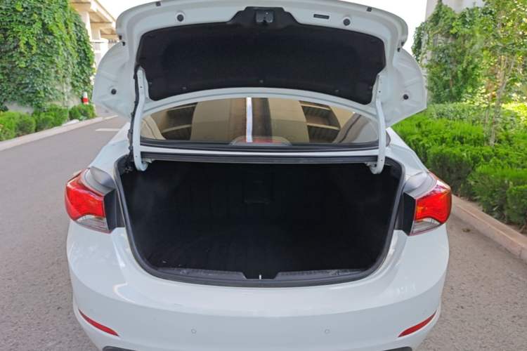 Used Hyundai Elantra (5th Generation / Langdong) 2016 1.6L Manual Luxury Model Trunk