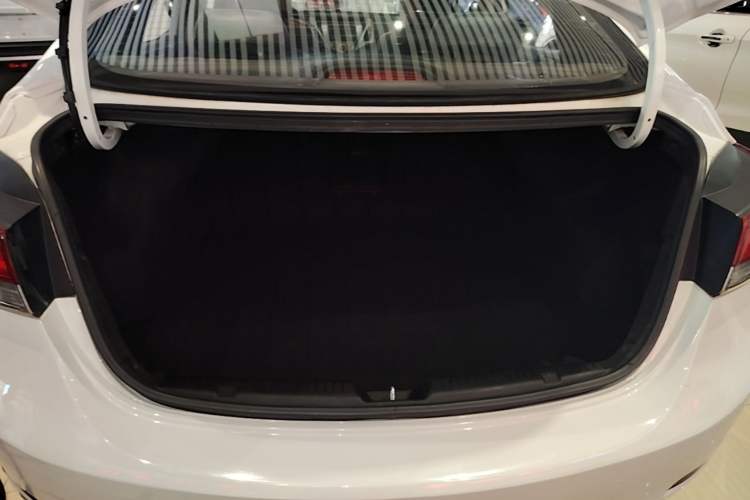 Used Hyundai Elantra (5th Generation / Langdong) 2016 1.6L Automatic Prestige Model Trunk