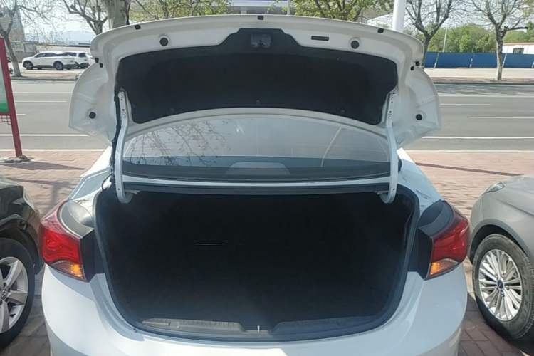 Used Hyundai Elantra (5th Generation / Langdong) 2016 1.6L Automatic Smart Version Trunk