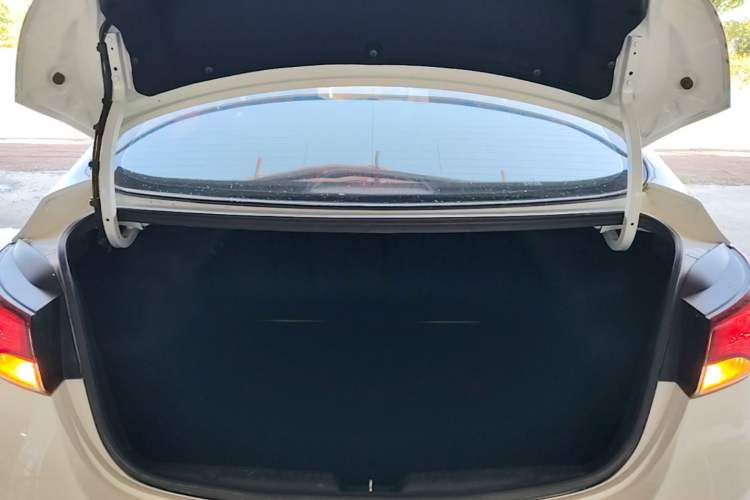 Used Hyundai Elantra (5th Generation / Langdong) 2016 1.6L Automatic Smart Version Trunk