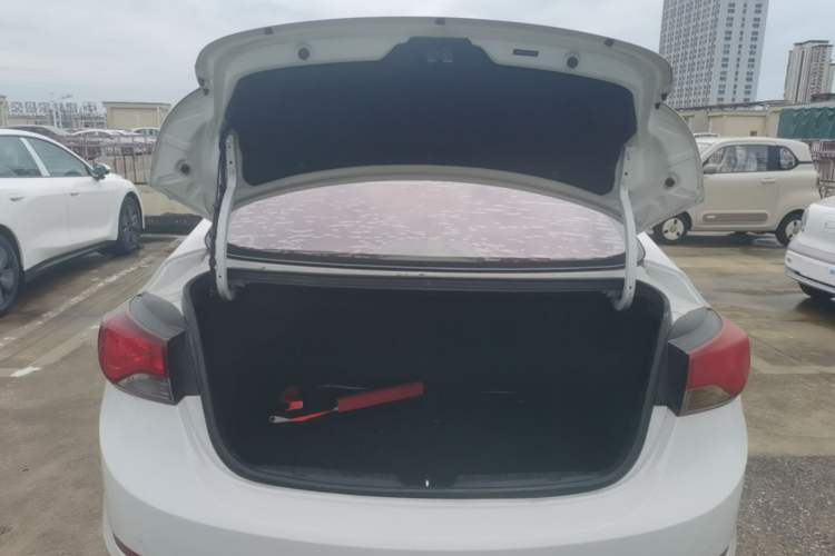 Used Hyundai Elantra (5th Generation / Langdong) 2016 1.6L Automatic Prestige Model Trunk