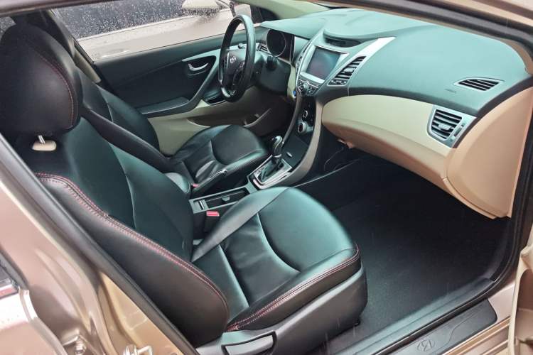 Used Hyundai Elantra (5th Generation / Langdong) 2016 1.6L Automatic Prestige Model Interior 4