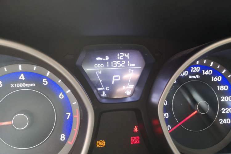 Used Hyundai Elantra (5th Generation / Langdong) 2016 1.6L Automatic Smart Version Odometer Close Up