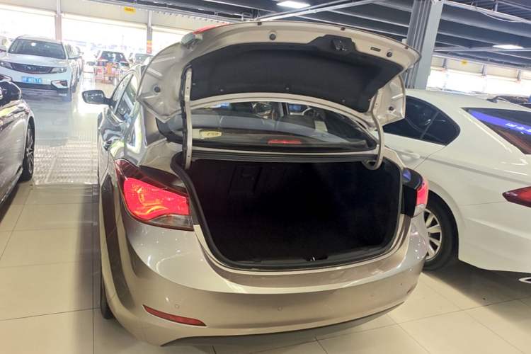 Used Hyundai Elantra (5th Generation / Langdong) 2016 1.6L Automatic Prestige Model Trunk