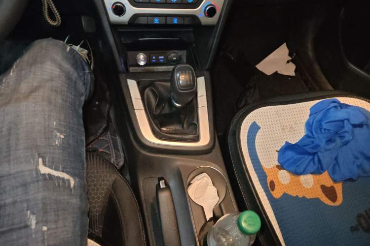 Used Hyundai Elantra (6th Generation / Lingdong) 2016 1.6L Manual ZhiXuan · Dynamic Model Gear Lever