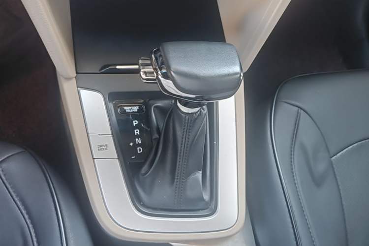 Used Hyundai Elantra (6th Generation / Lingdong) 2016 1.6L Automatic ZhiXuan – Elite Version Gear Lever