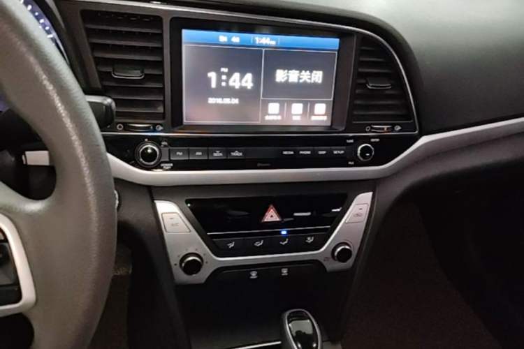 Used Hyundai Elantra (6th Generation / Lingdong) 2016 1.6L Automatic ZhiXuan – Elite Version Audio And AC Panel