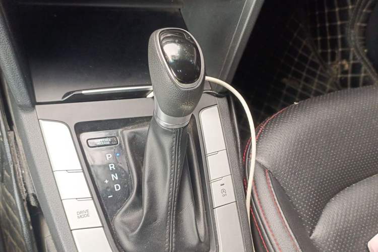 Used Hyundai Elantra (6th Generation / Lingdong) 2016 1.6L Automatic ZhiXuan – Elite Version Gear Lever