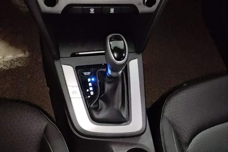 Used Hyundai Elantra (6th Generation / Lingdong) 2016 1.6L Automatic ZhiXuan – Elite Version Gear Lever