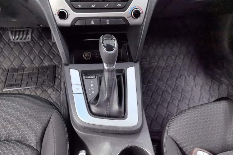 Used Hyundai Elantra (6th Generation / Lingdong) 2016 1.6L Automatic ZhiXuan – Elite Version Gear Lever