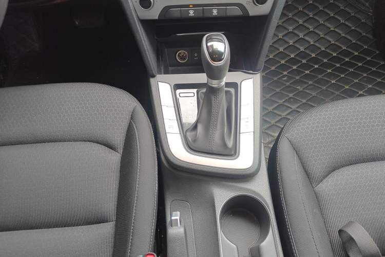 Used Hyundai Elantra (6th Generation / Lingdong) 2016 1.6L Automatic ZhiXuan – Elite Version Gear Lever