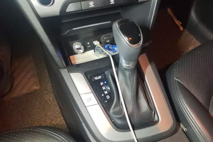 Used Hyundai Elantra (6th Generation / Lingdong) 2016 1.6L Automatic ZhiXuan – Elite Version Gear Lever