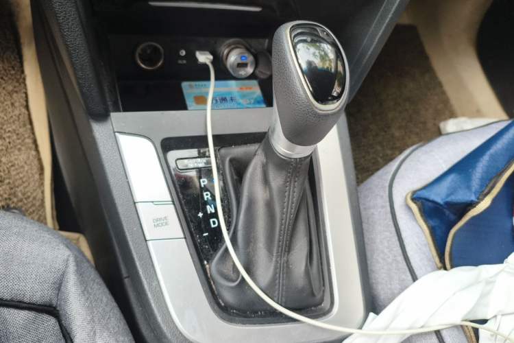 Used Hyundai Elantra (6th Generation / Lingdong) 2016 1.6L Automatic ZhiXuan – Elite Version Gear Lever