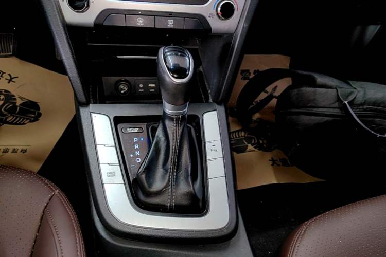 Used Hyundai Elantra (6th Generation / Lingdong) 2016 1.6L Automatic ZhiXuan · Luxury Version Gear Lever