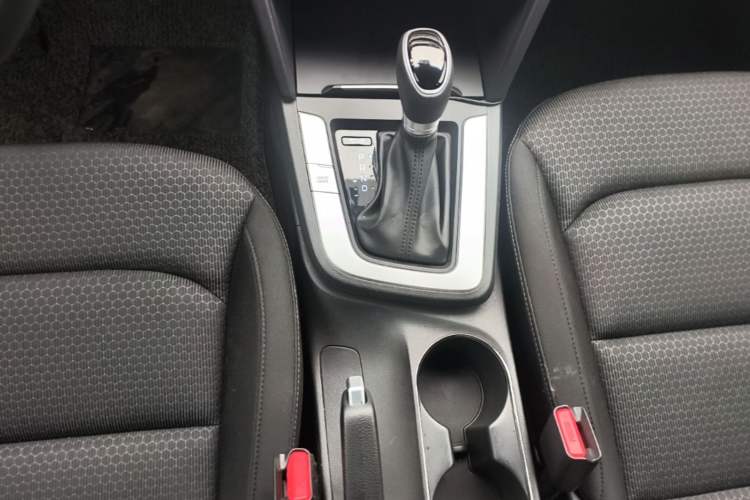 Used Hyundai Elantra (6th Generation / Lingdong) 2016 1.6L Automatic ZhiXuan – Elite Version Gear Lever