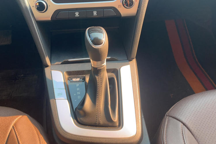 Used Hyundai Elantra (6th Generation / Lingdong) 2016 1.6L Automatic ZhiXuan – Elite Version Gear Lever