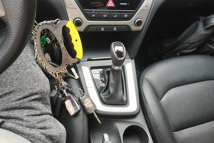 Used Hyundai Elantra (6th Generation / Lingdong) 2016 1.6L Automatic ZhiXuan – Elite Version Gear Lever