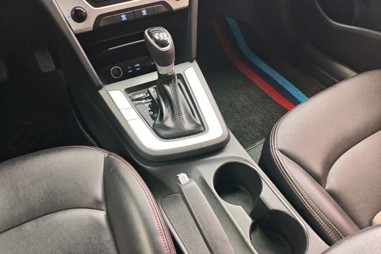 Used Hyundai Elantra (6th Generation / Lingdong) 2016 1.6L Automatic ZhiXuan – Elite Version Gear Lever