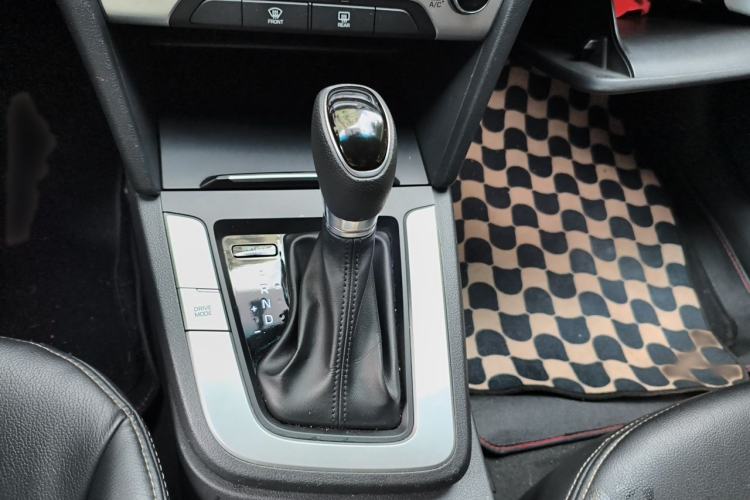 Used Hyundai Elantra (6th Generation / Lingdong) 2016 1.6L Automatic ZhiXuan – Elite Version Gear Lever