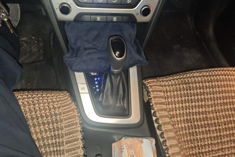 Used Hyundai Elantra (6th Generation / Lingdong) 2016 1.6L Automatic ZhiXuan – Elite Version Gear Lever