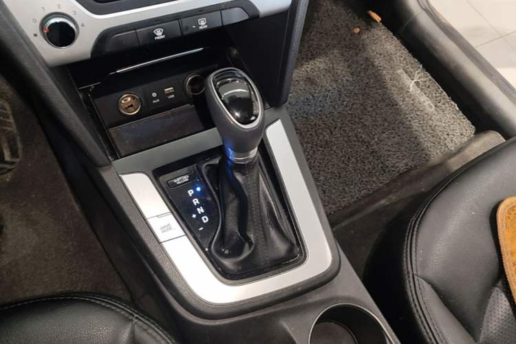 Used Hyundai Elantra (6th Generation / Lingdong) 2016 1.6L Automatic ZhiXuan – Elite Version Gear Lever