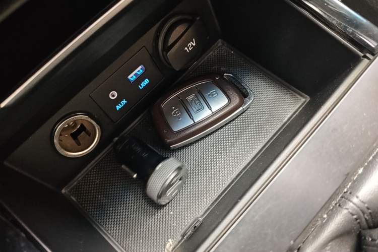 Used Hyundai Elantra (6th Generation / Lingdong) 2016 1.6L Automatic ZhiXuan – Elite Version Interior 1