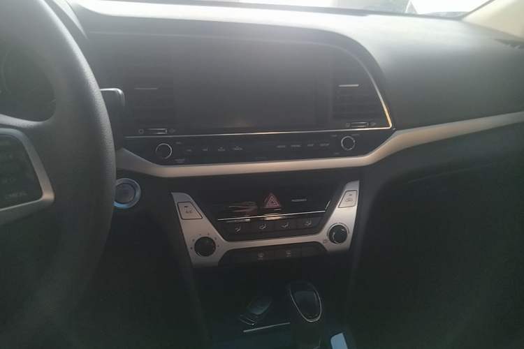 Used Hyundai Elantra (6th Generation / Lingdong) 2016 1.6L Automatic ZhiXuan – Elite Version Audio And AC Panel