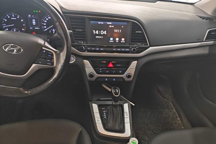 Used Hyundai Elantra (6th Generation / Lingdong) 2016 1.6L Automatic ZhiXuan · Luxury Version Audio And AC Panel