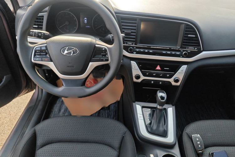 Used Hyundai Elantra (6th Generation / Lingdong) 2016 1.6L Automatic ZhiXuan · Youth Edition Center Console