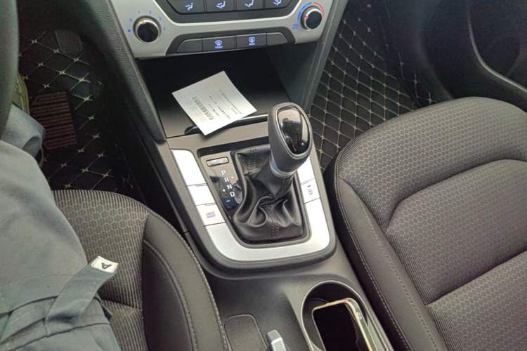 Used Hyundai Elantra (6th Generation / Lingdong) 2016 1.6L Automatic ZhiXuan – Elite Version Gear Lever