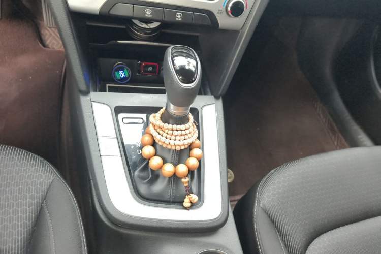 Used Hyundai Elantra (6th Generation / Lingdong) 2016 1.6L Automatic ZhiXuan – Elite Version Gear Lever