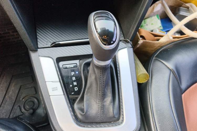 Used Hyundai Elantra (6th Generation / Lingdong) 2016 1.6L Automatic ZhiXuan – Elite Version Gear Lever