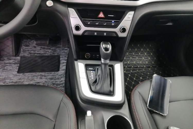 Used Hyundai Elantra (6th Generation / Lingdong) 2016 1.6L Automatic ZhiXuan – Elite Version Gear Lever