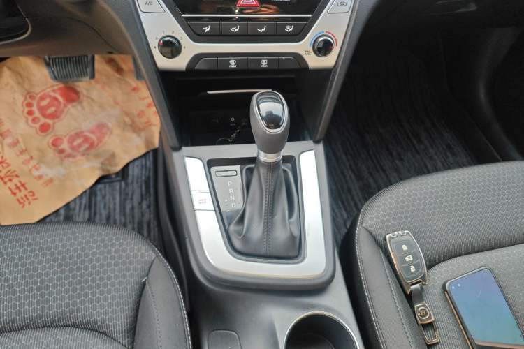 Used Hyundai Elantra (6th Generation / Lingdong) 2016 1.6L Automatic ZhiXuan · Youth Edition Gear Lever