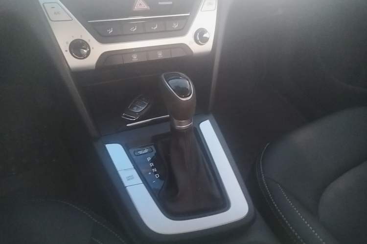 Used Hyundai Elantra (6th Generation / Lingdong) 2016 1.6L Automatic ZhiXuan – Elite Version Gear Lever