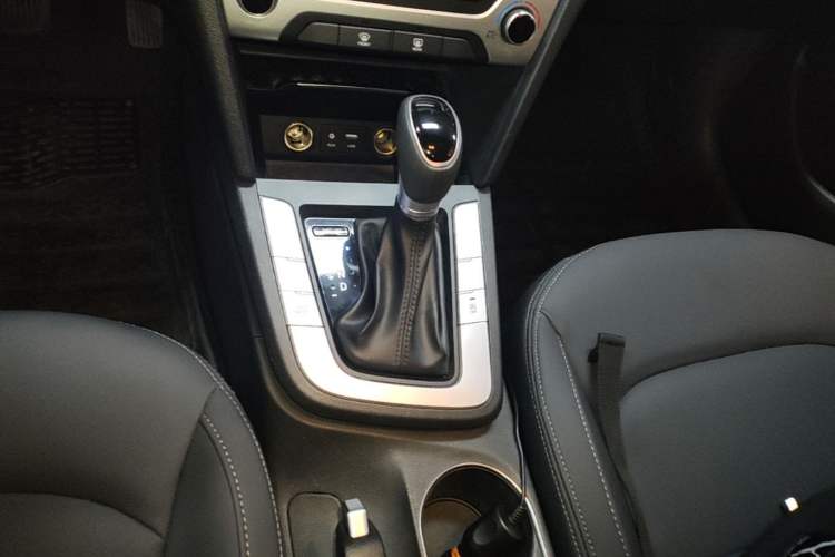Used Hyundai Elantra (6th Generation / Lingdong) 2016 1.6L Automatic ZhiXuan – Elite Version Gear Lever