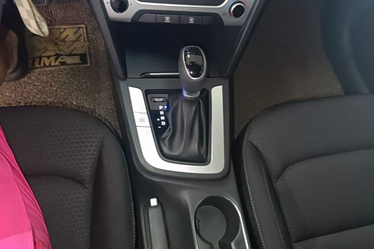 Used Hyundai Elantra (6th Generation / Lingdong) 2016 1.6L Automatic ZhiXuan – Elite Version Gear Lever