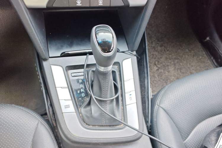Used Hyundai Elantra (6th Generation / Lingdong) 2016 1.6L Automatic ZhiXuan – Elite Version Gear Lever