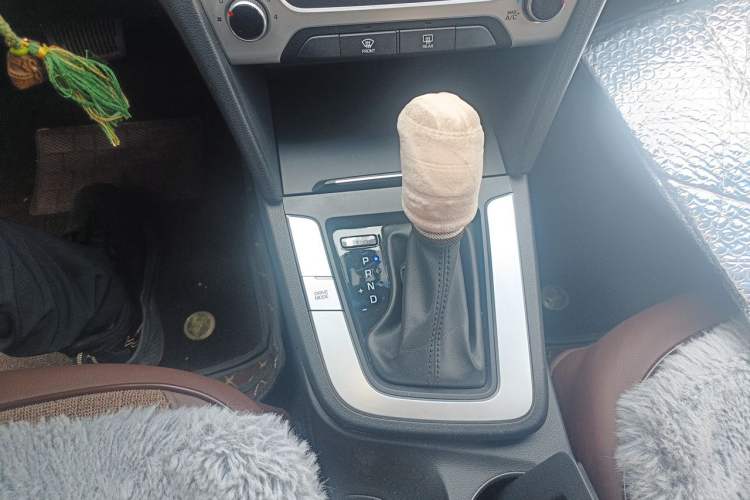 Used Hyundai Elantra (6th Generation / Lingdong) 2016 1.6L Automatic ZhiXuan – Elite Version Gear Lever