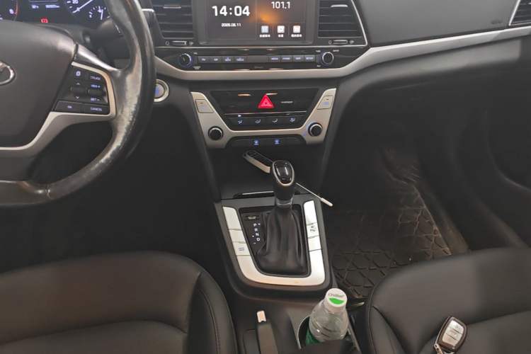 Used Hyundai Elantra (6th Generation / Lingdong) 2016 1.6L Automatic ZhiXuan · Luxury Version Gear Lever