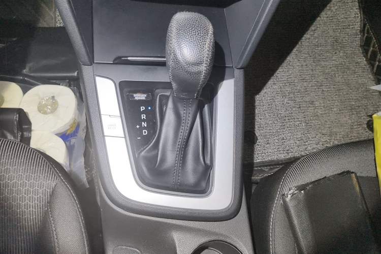 Used Hyundai Elantra (6th Generation / Lingdong) 2016 1.6L Automatic ZhiXuan – Elite Version Gear Lever