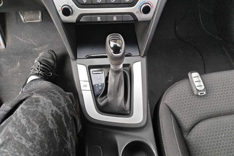 Used Hyundai Elantra (6th Generation / Lingdong) 2016 1.6L Automatic ZhiXuan – Elite Version Gear Lever