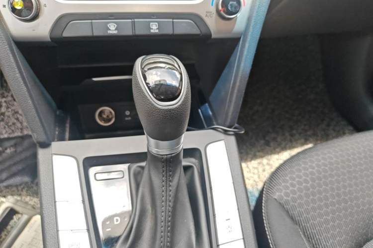 Used Hyundai Elantra (6th Generation / Lingdong) 2016 1.6L Automatic ZhiXuan – Elite Version Gear Lever