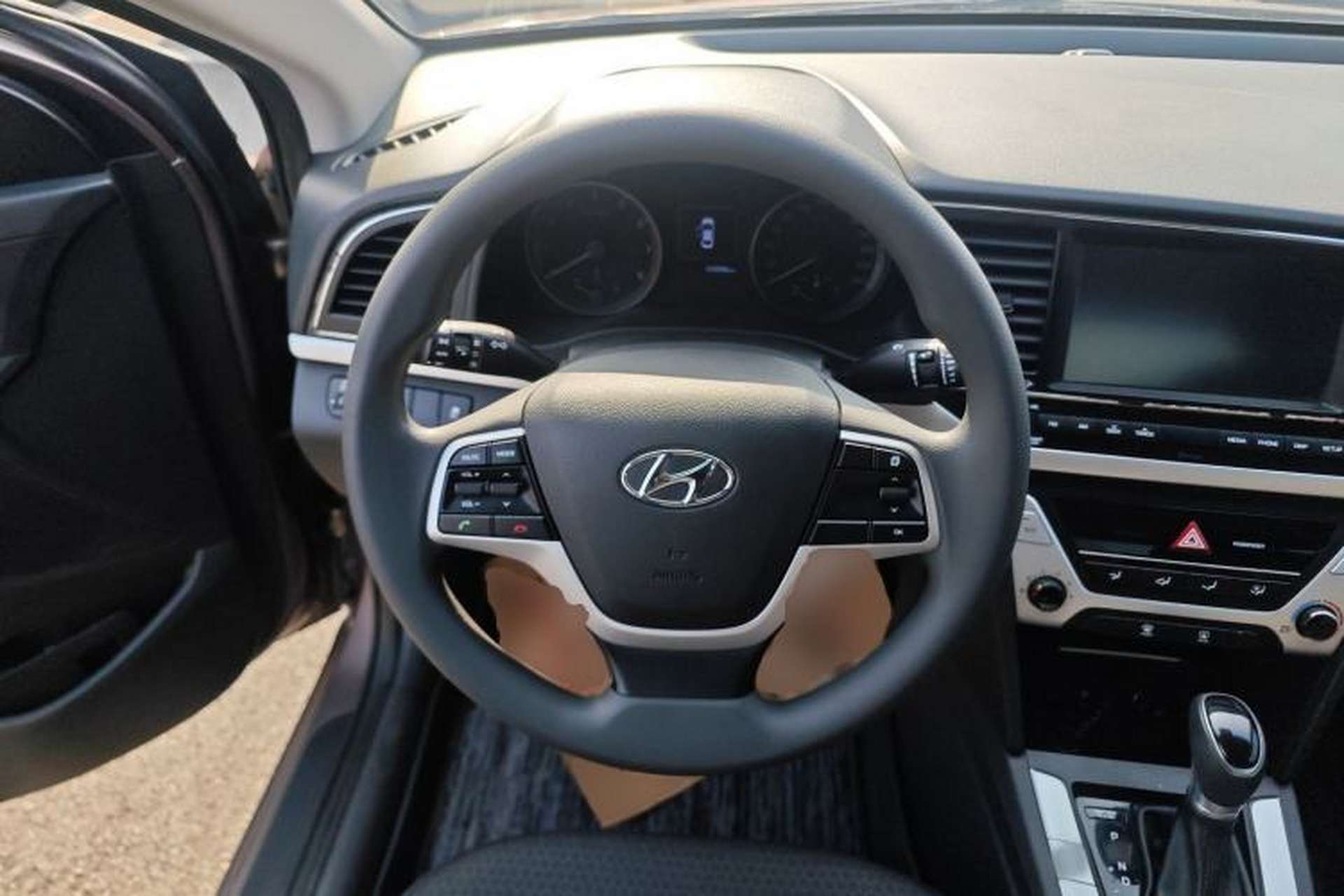 Used Hyundai Elantra (6th Generation / Lingdong) 2016 1.6L Automatic ZhiXuan · Youth Edition Steering Wheel