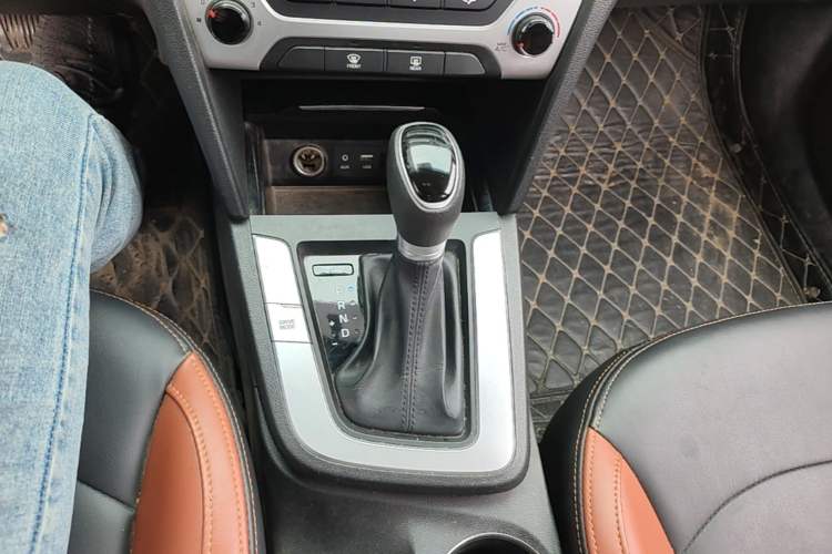 Used Hyundai Elantra (6th Generation / Lingdong) 2016 1.6L Automatic ZhiXuan – Elite Version Gear Lever