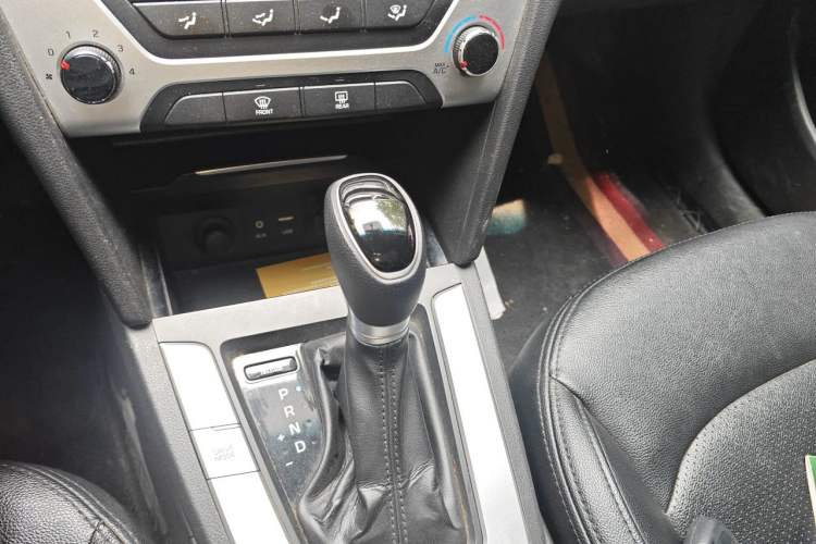 Used Hyundai Elantra (6th Generation / Lingdong) 2016 1.6L Automatic ZhiXuan – Elite Version Gear Lever
