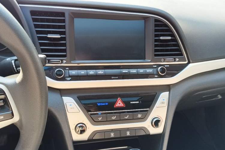 Used Hyundai Elantra (6th Generation / Lingdong) 2016 1.6L Automatic ZhiXuan – Elite Version Audio And AC Panel