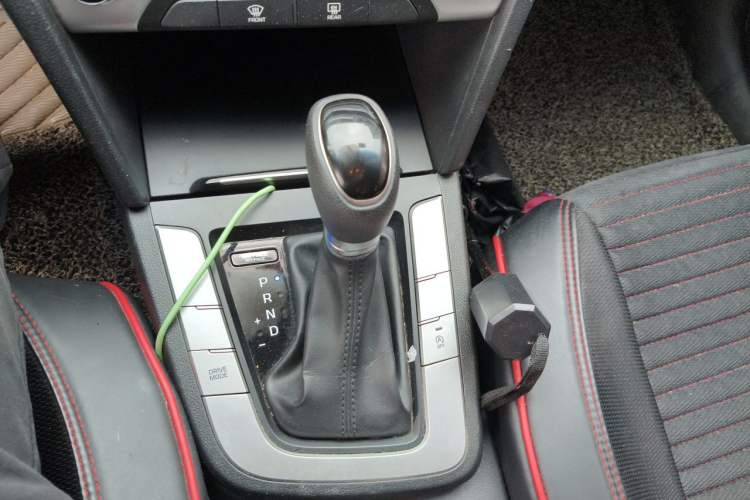 Used Hyundai Elantra (6th Generation / Lingdong) 2016 1.6L Automatic ZhiXuan – Elite Version Gear Lever