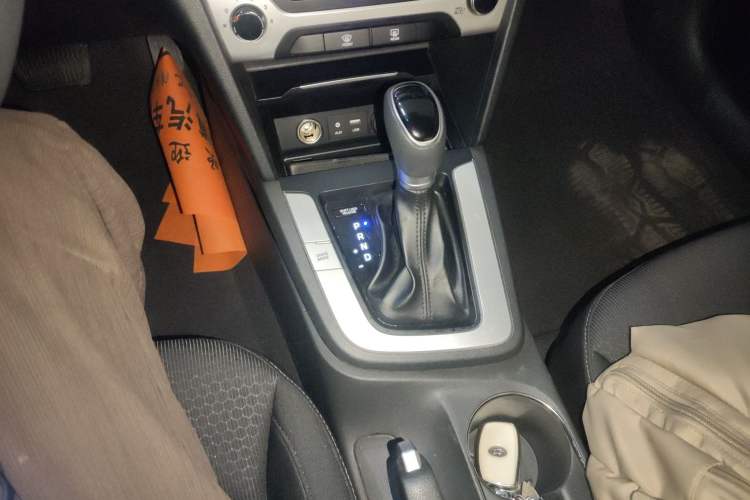Used Hyundai Elantra (6th Generation / Lingdong) 2016 1.6L Automatic ZhiXuan – Elite Version Gear Lever